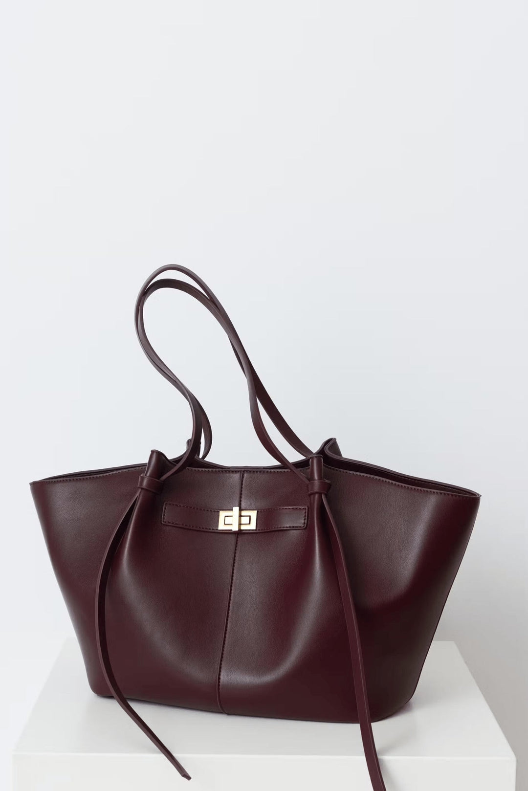 Women's Sleek Vegan Leather Tote Bag for Daily Use