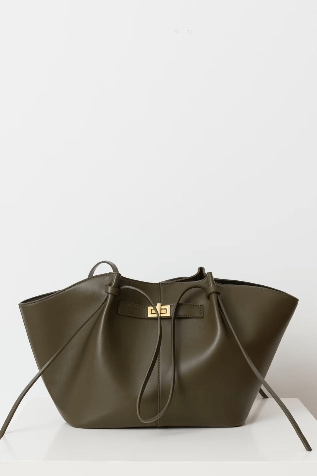 Women's Sleek Vegan Leather Tote Bag for Daily Use